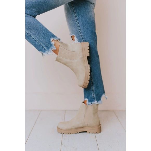 $75 NEW Soda Pilot Lug Sole Low Heel Chelsea 11 Fashion Ankle Bootie - Beige - Picture 6 of 10